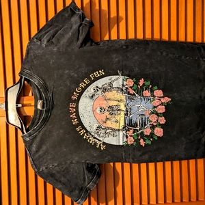 Cuffed sleeve skeleton graphic tee